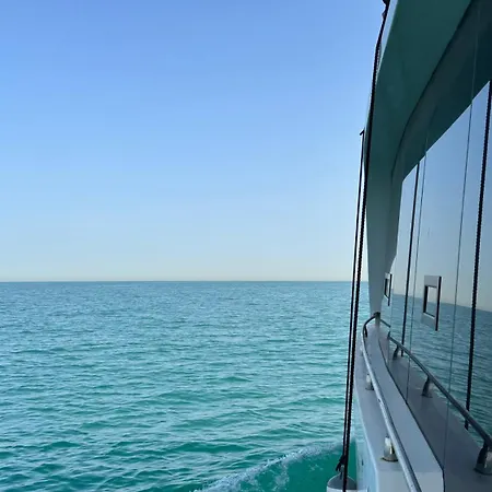 Nido Flotante En El Mar Botel Valencia